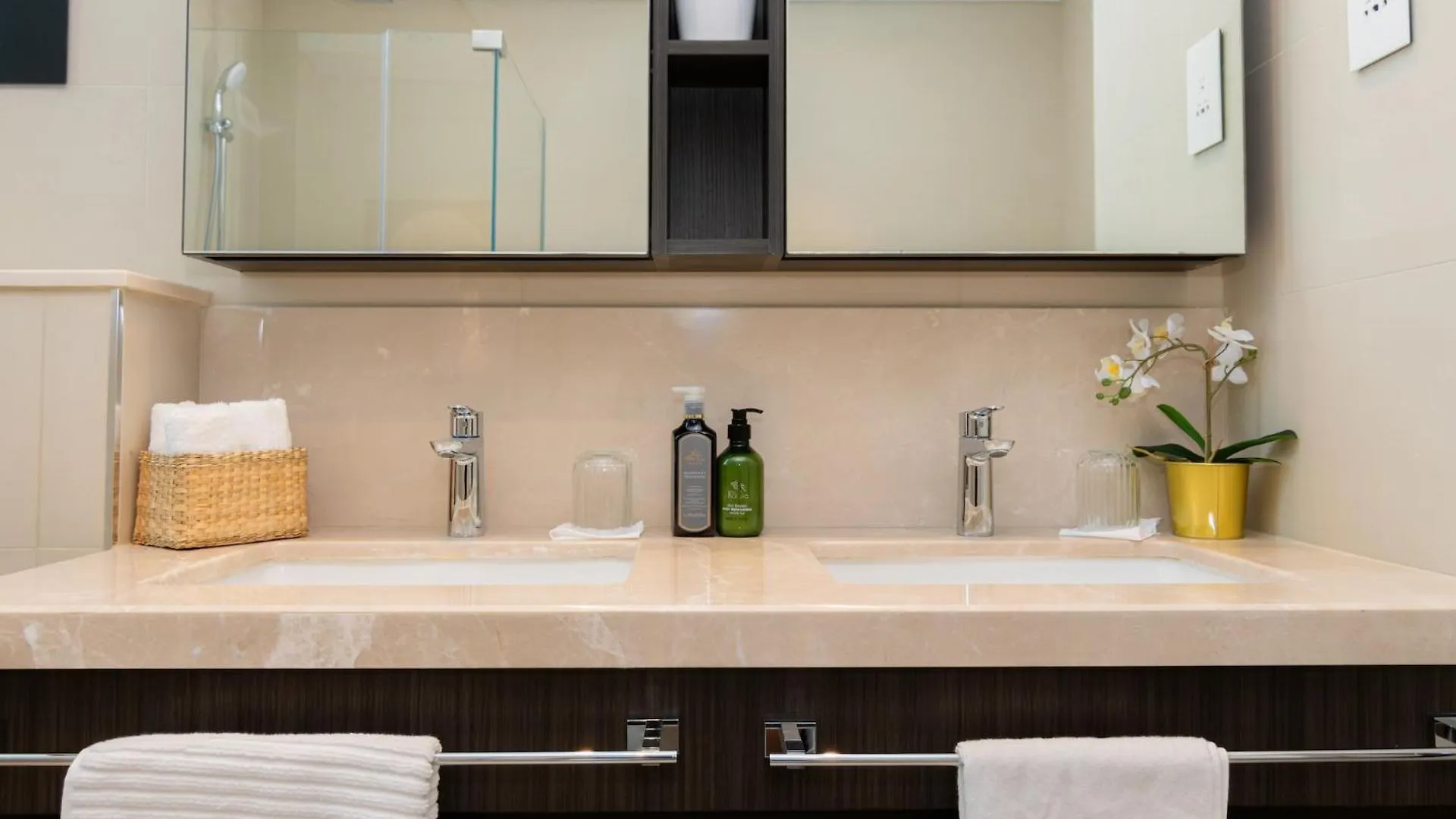 Elite Escape Holiday Home - 2 Bhk Getaway With Burj Khalifa View And Dubai Mall Access - 1504 0*,